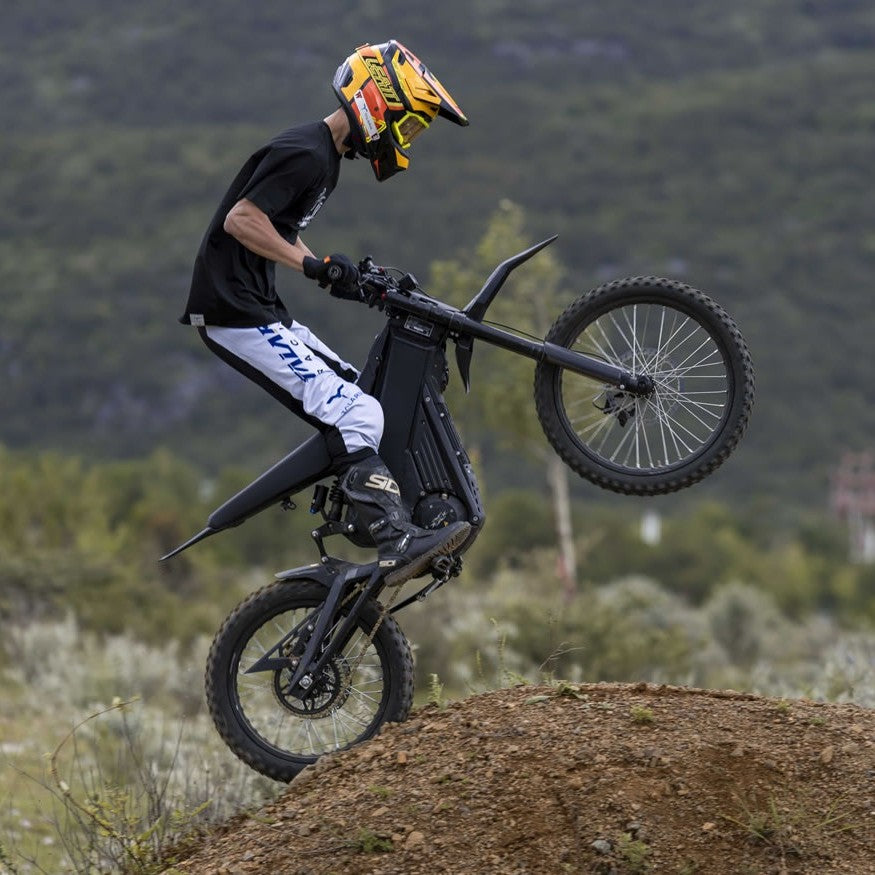 Talaria Elektrische Dirt bike sprint over heuvel